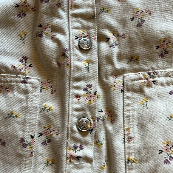 Zara-4-5 years-cream floral-denim overalls. Buttons in the front. - Picture 4 of 11